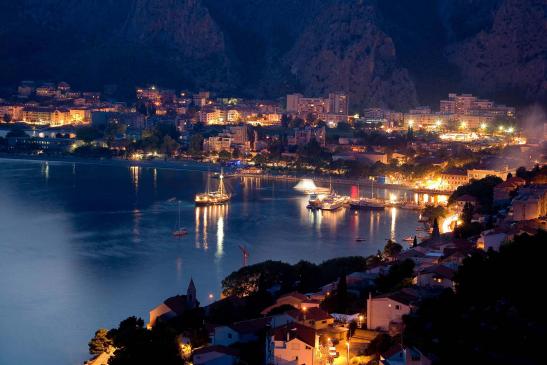 Aussicht auf Omis bei Nacht