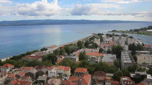 Blick über die Altstadt zum Strand