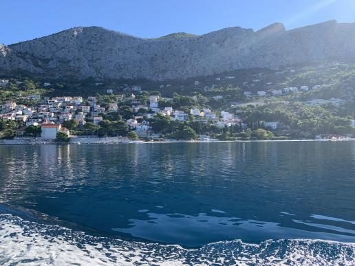 Omis vom Wasser aus